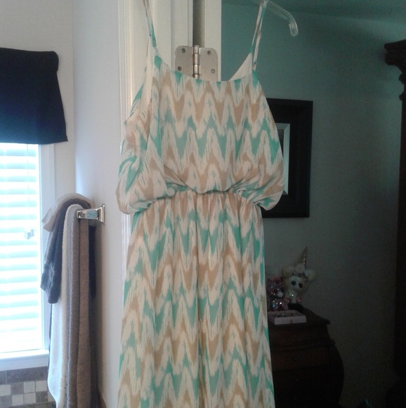 Maxi - Picture 2 of 3